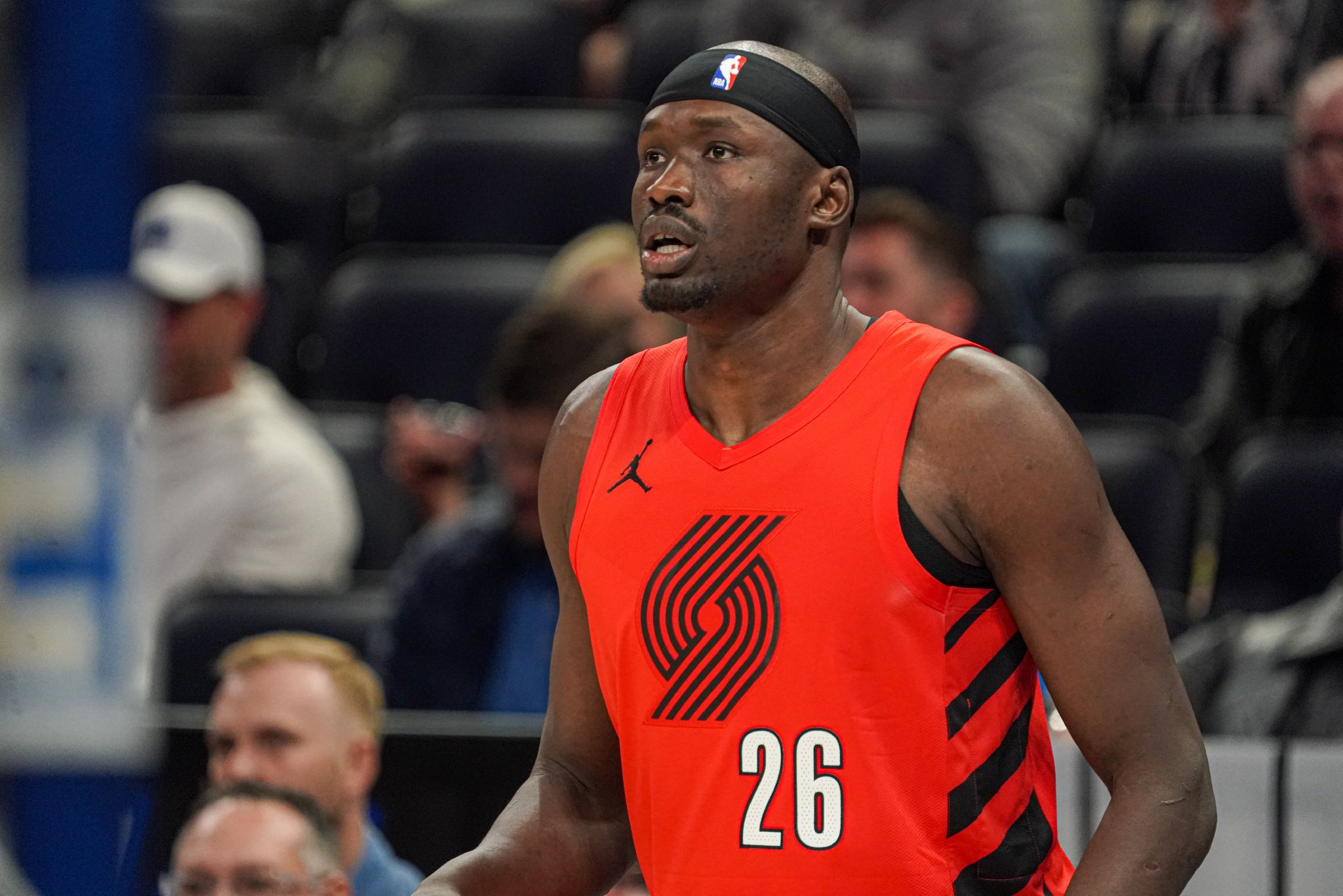 媒体人：里斯本就不是中锋体型 他就是个非常规武器&防守不要指望