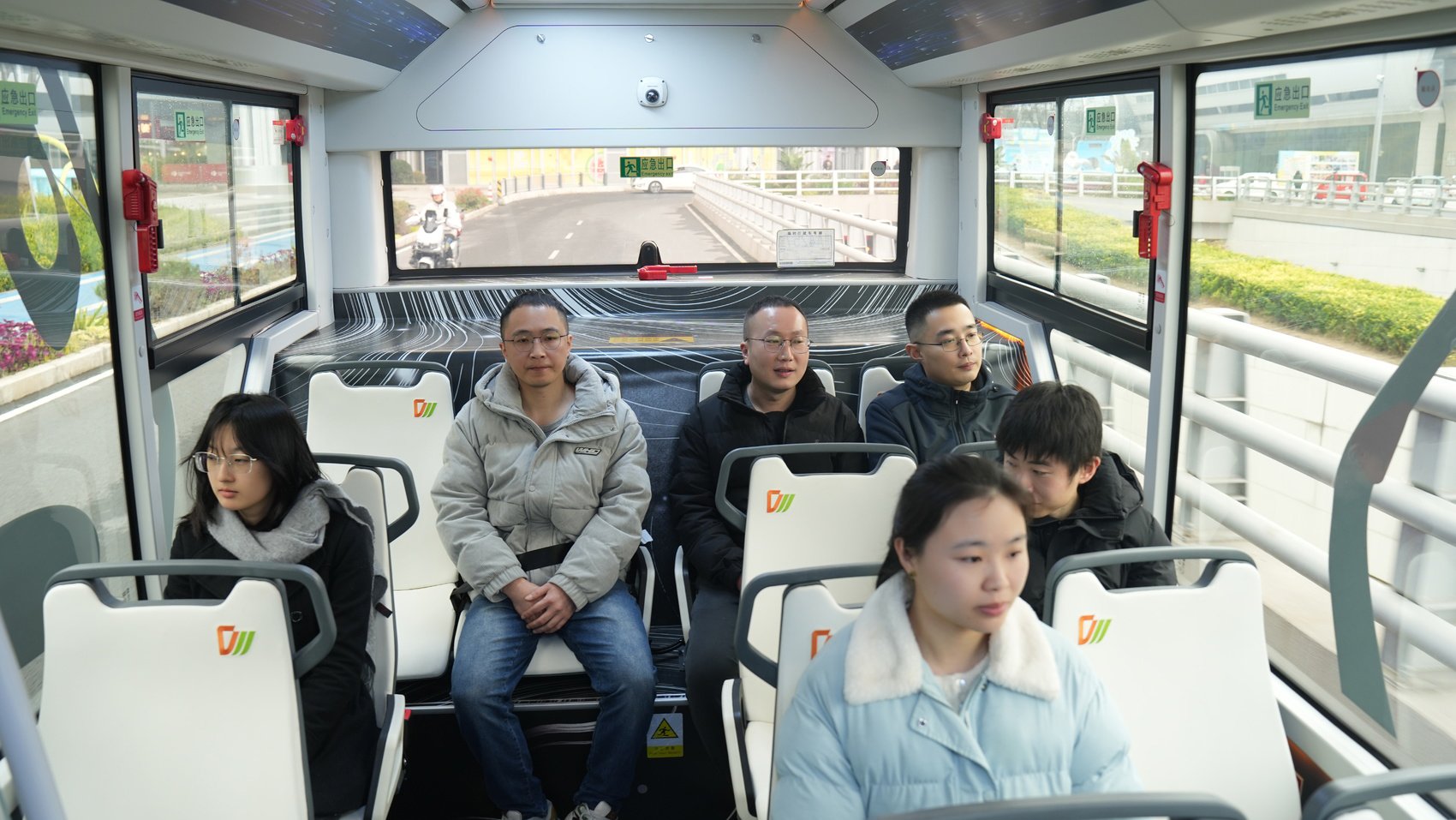 乘客乘坐自动驾驶公交专线