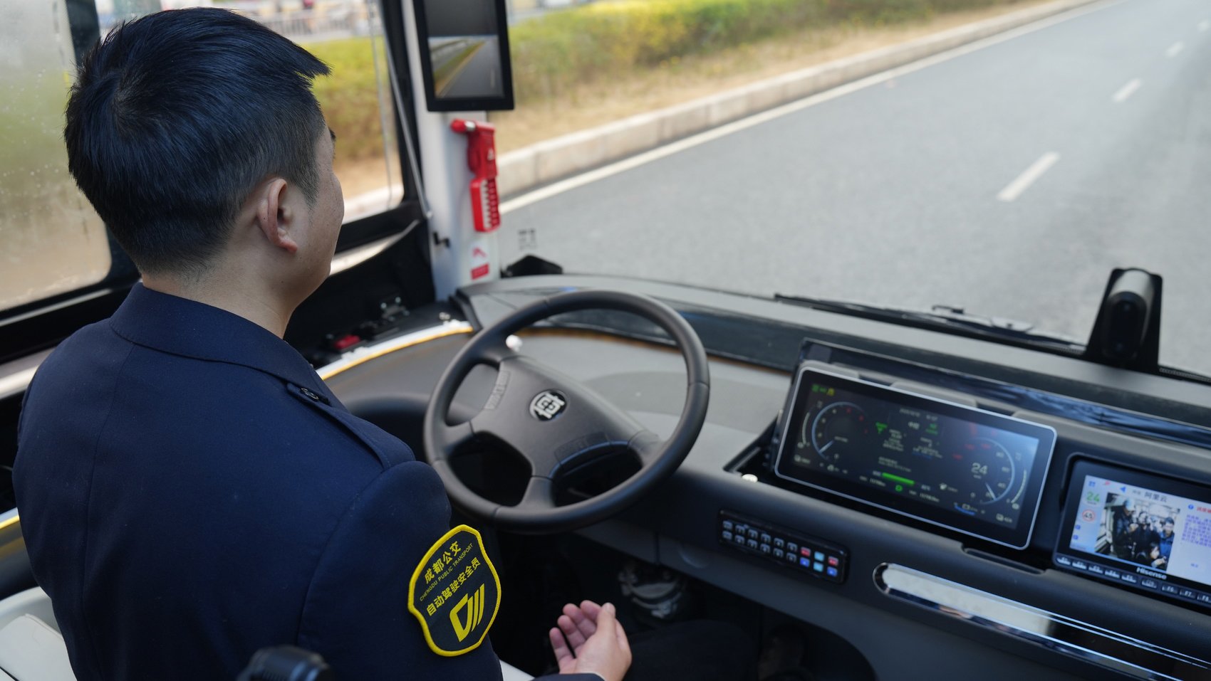 自动驾驶公交上的安全员。