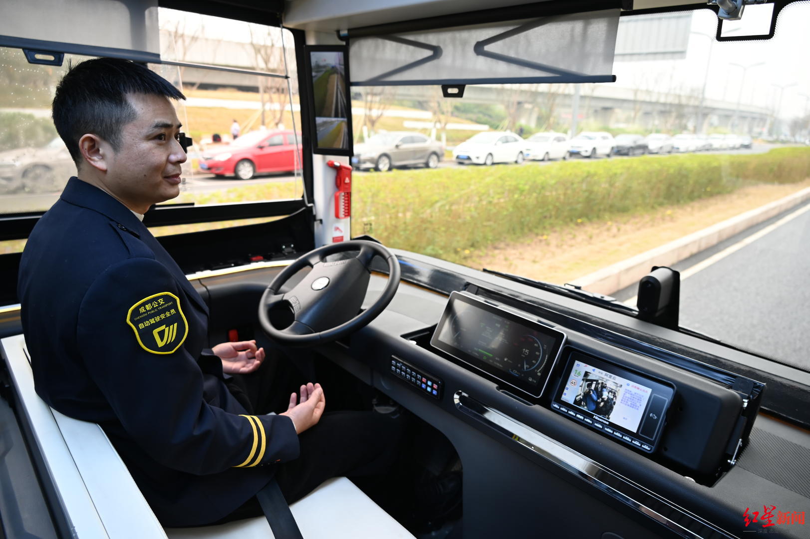 ▲成都首条企业定制自动驾驶公交专线上的安全员
