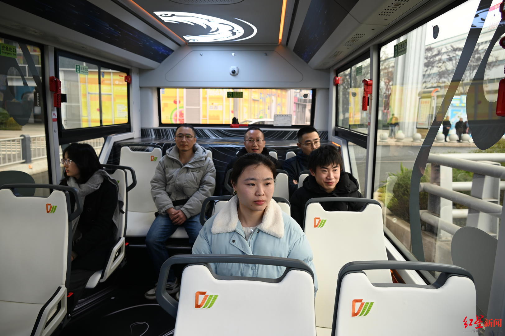 ▲成都首条企业定制自动驾驶公交专线上的乘客