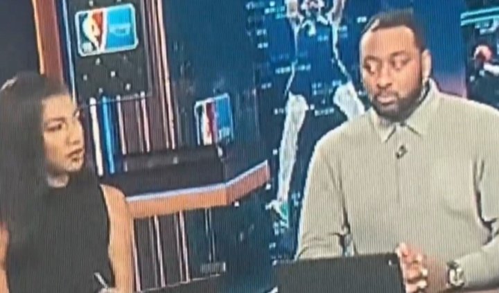 你小子不老实啊！沃尔频频偷看已婚女主持人！被抓包后惨遭白眼！