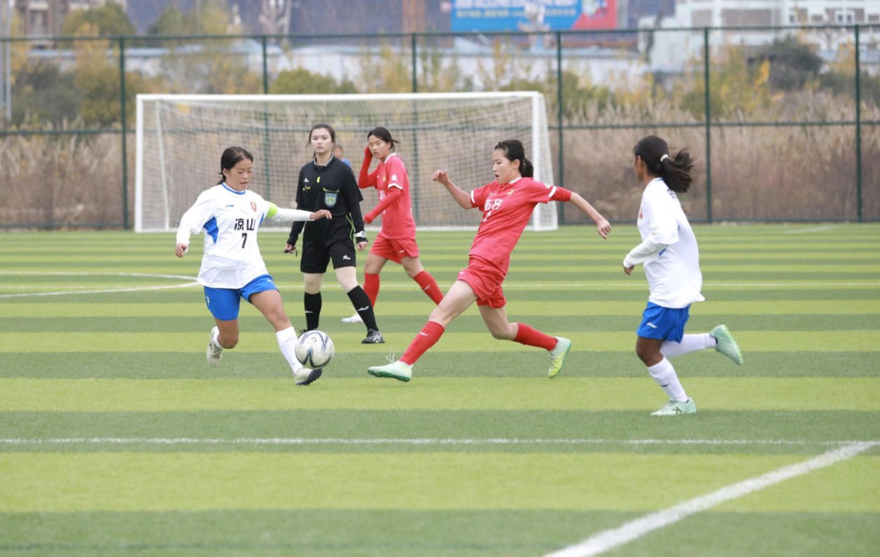 体育老师托举凉山女足 “成长比出线更重要”