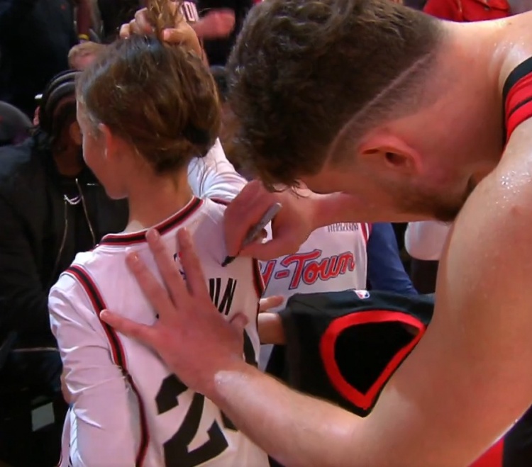 优质偶像！申京赛后为场边的小球迷送上签名️