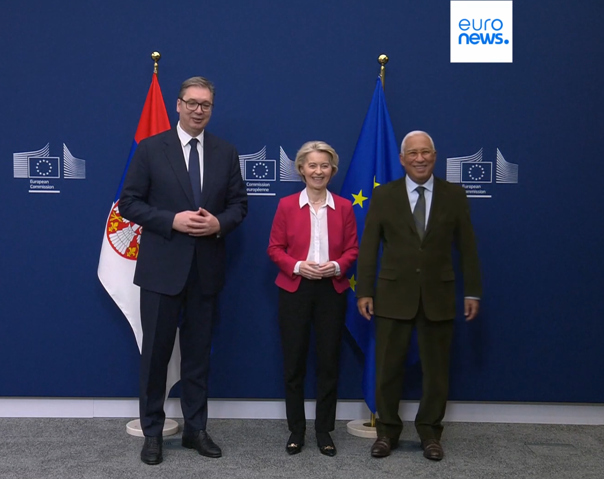 “我刚收到莫斯科的消息……”武契奇与冯德莱恩低语被意外录下，后者打断谈话