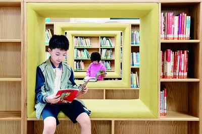     小朋友在深圳图书馆北馆少儿服务区阅读。资料图片