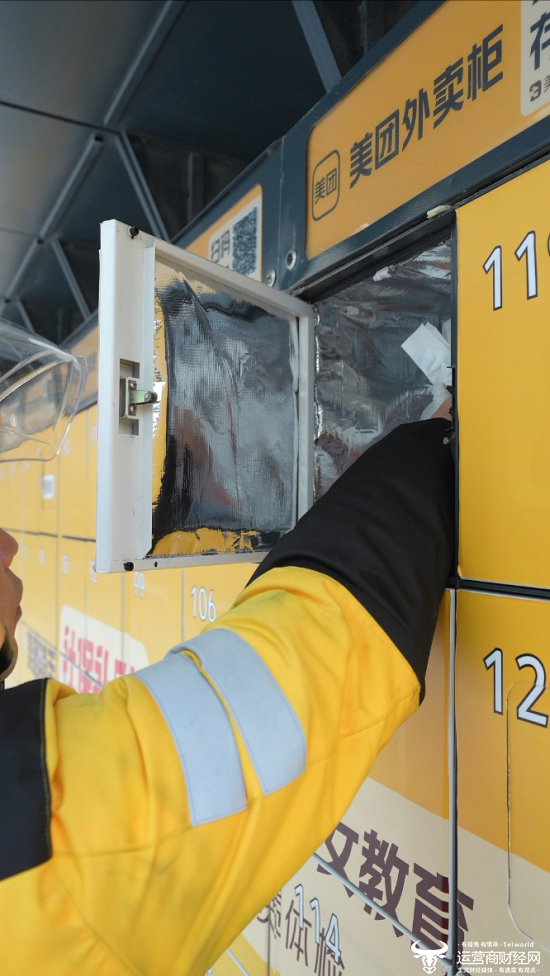 ▲截至12月12日，美团外卖已为约40万个外卖餐格装上保温层。摄影：谭东