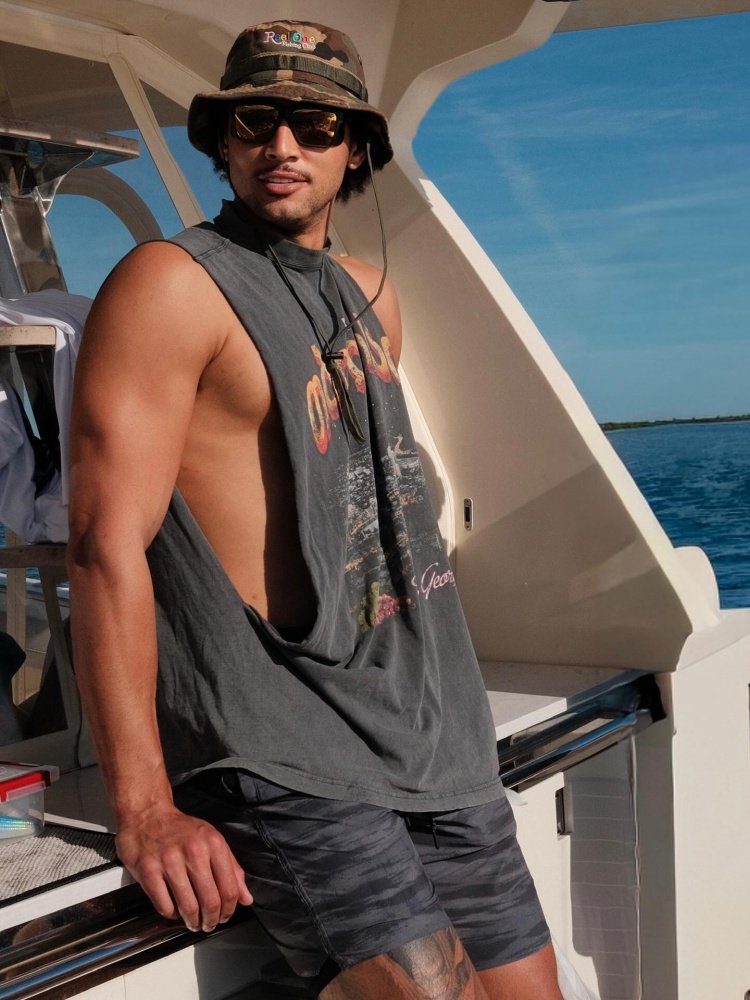 钓鱼佬！本·西蒙斯晒出与友人出海海钓照片！