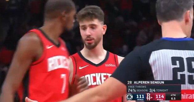 笑鼠KD鼓励申京关键罚球 申京罚了个三不沾 小帅“差点破防”