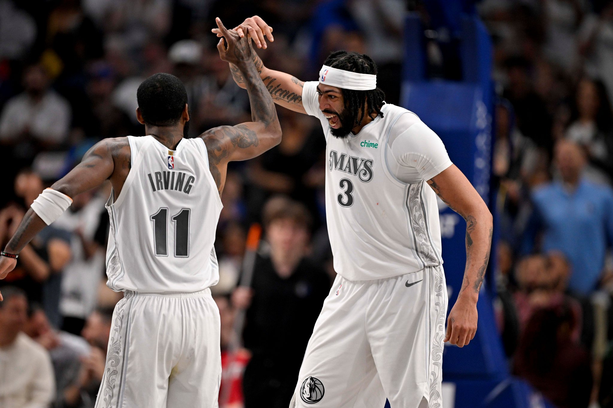 浓眉：欧文会一直在场边指导我们 我们迫不及待希望他能回归