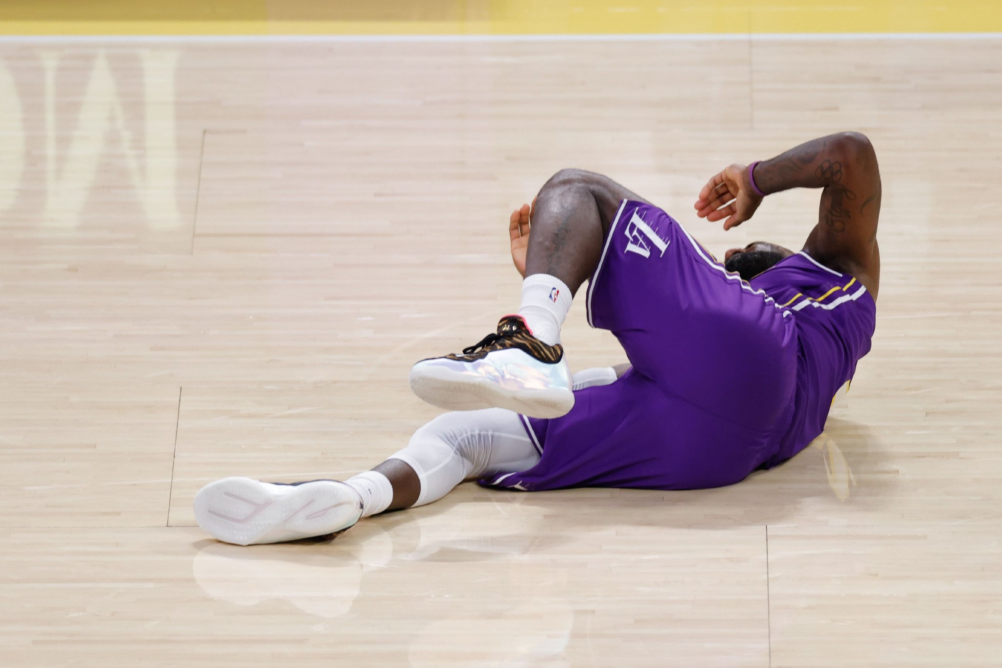 夸梅：詹姆斯不可能替补 即使他打到60岁拄着拐来比赛也得首发