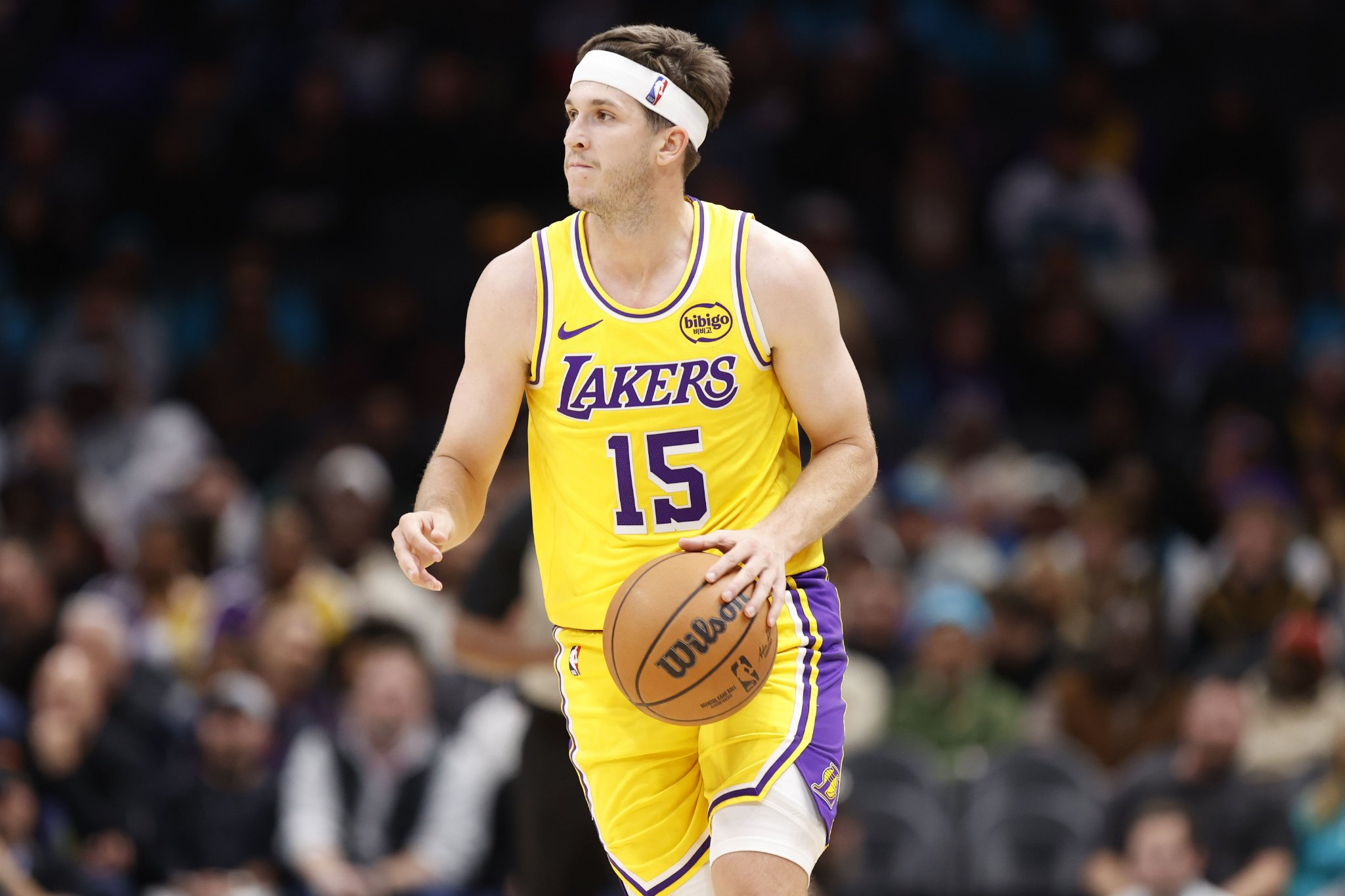 场均36.9分钟！湖人官方：里夫斯左小腿轻微拉伤 一周后复查