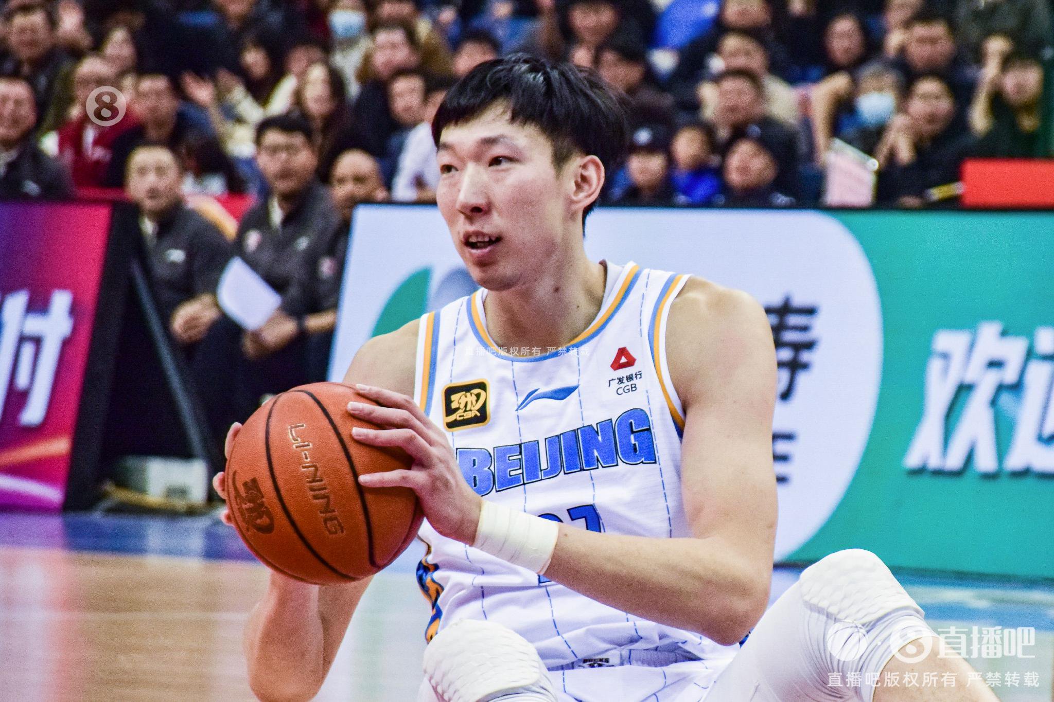 轻松！周琦全场6投5中拿到12分8板2助1断3帽制霸攻防 正负值+16