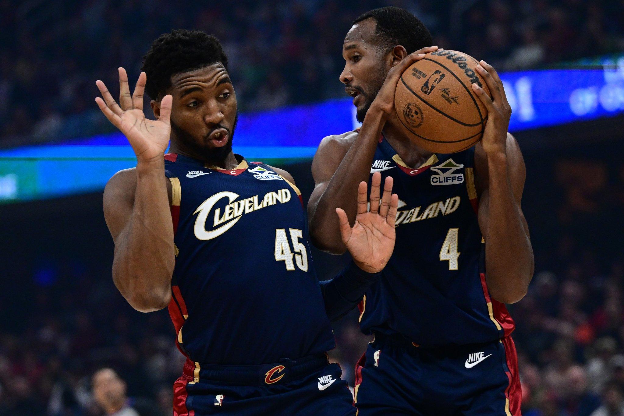 齐发力！半场莫布里12中6砍18分6板 米切尔10中5拿13分