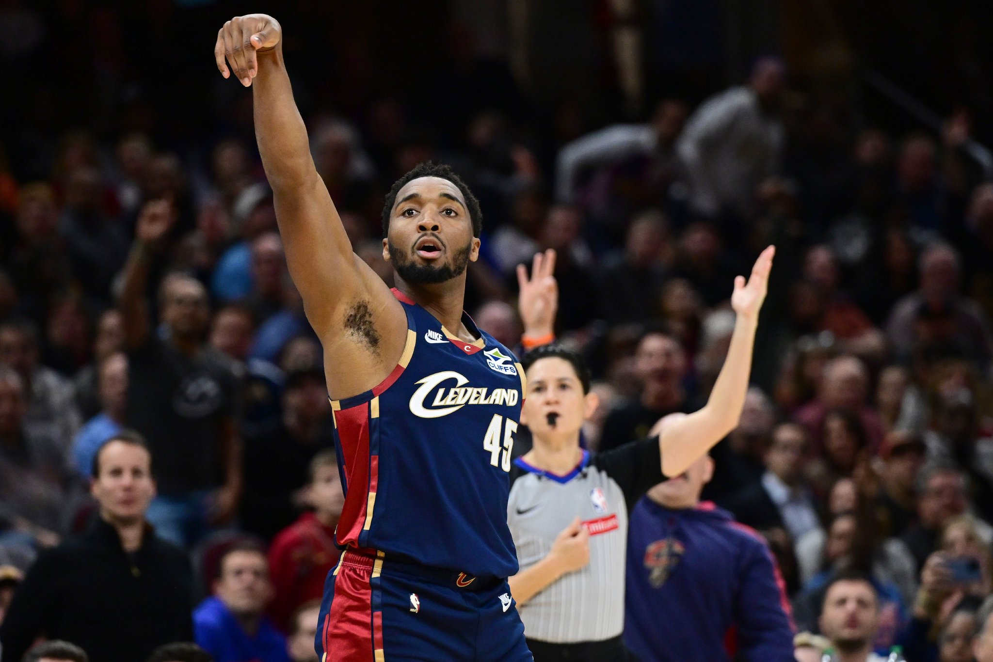 火力凶猛！米切尔本赛季已经投进100记三分 联盟首人