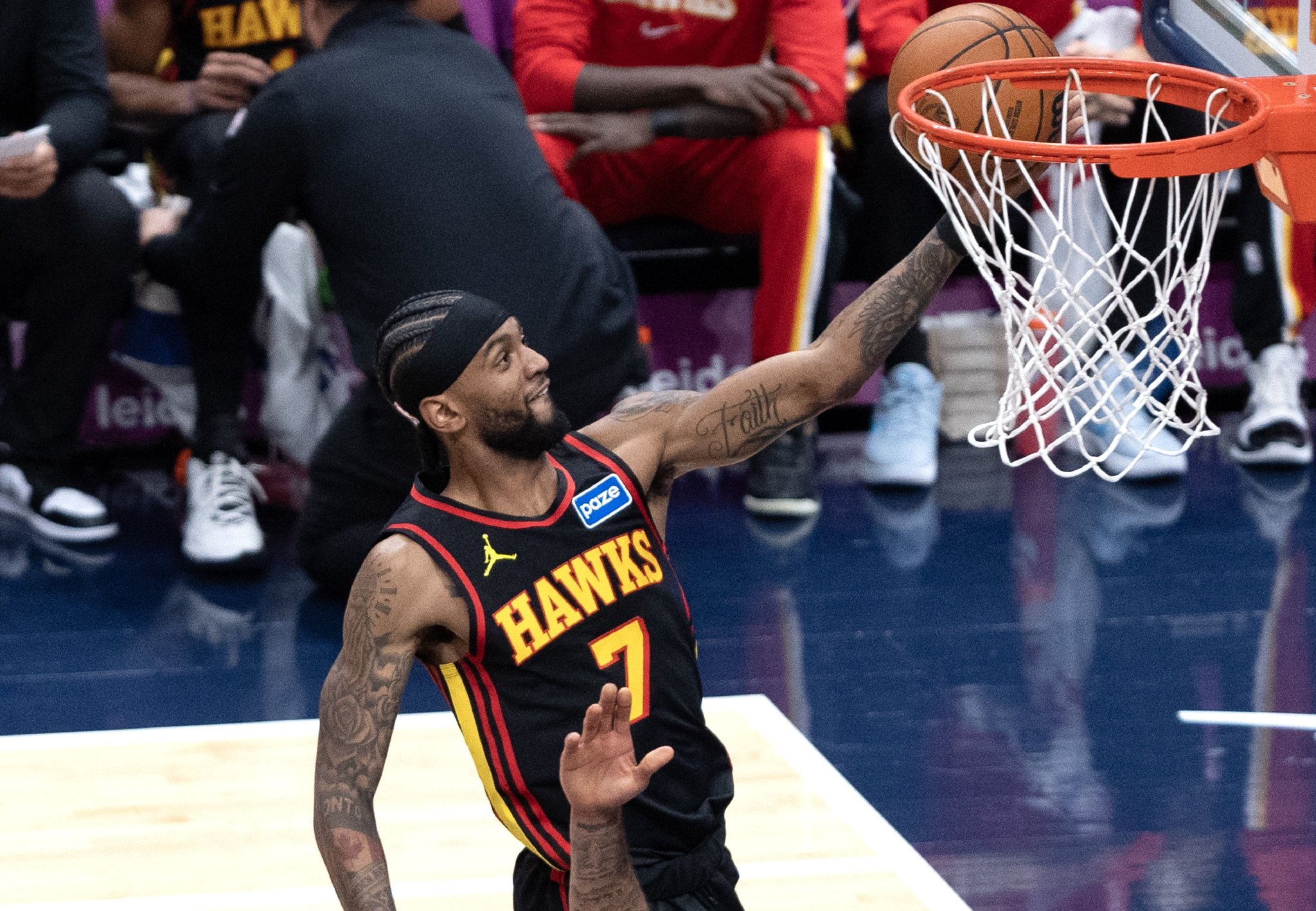 表哥附体！亚历山大-沃克半场9中6轰下20分1板1断