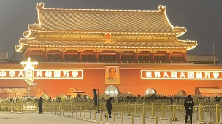雪落长安街，灯亮天安门，灯光穿过雪雾，六百年古都浪漫照进人间|天安门城楼|北京市|邵帅|降雪|风雪_手机新浪网
