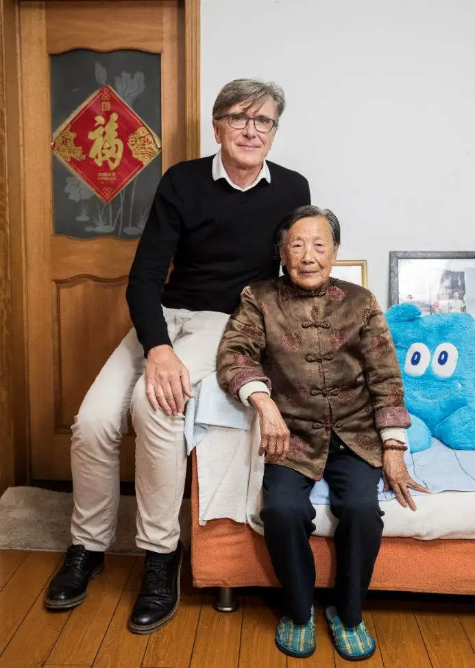 上图：1937年，爷爷约翰·马吉拍摄的夏淑琴家受害后的现场；下图：2018年，孙子克里斯·马吉与夏淑琴的合影