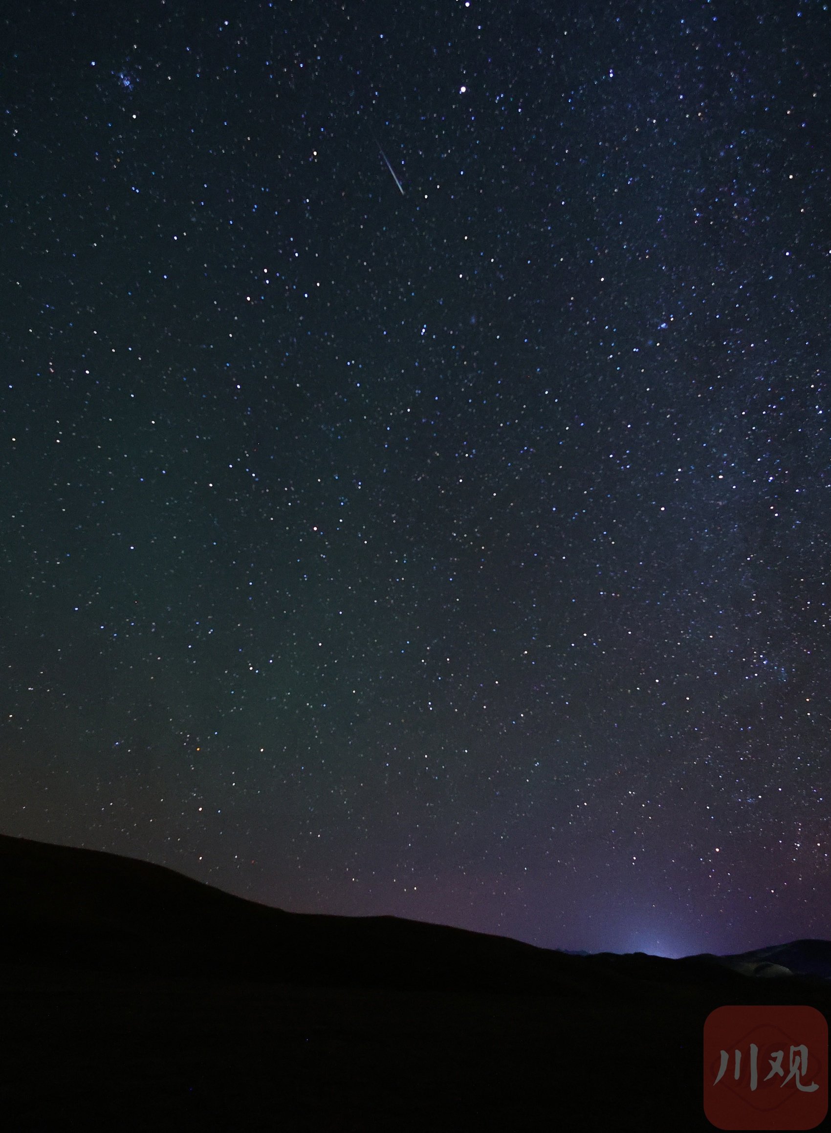 12月14日凌晨,康定市塔公镇,一颗流星划过天空