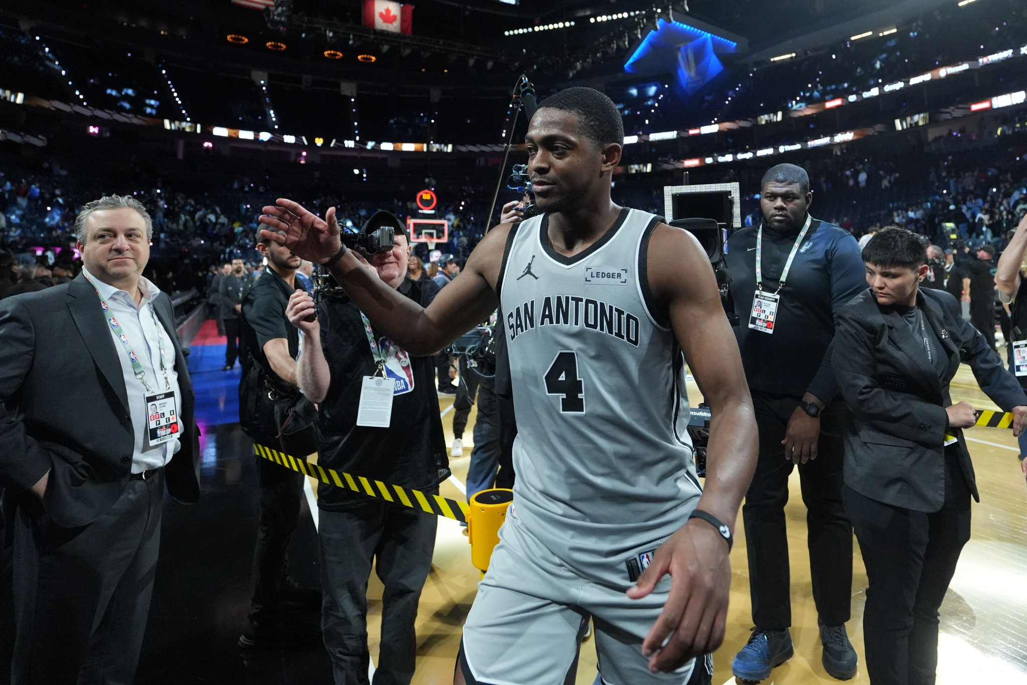 福克斯：雷霆先干了我们一拳 但我们做出了回应