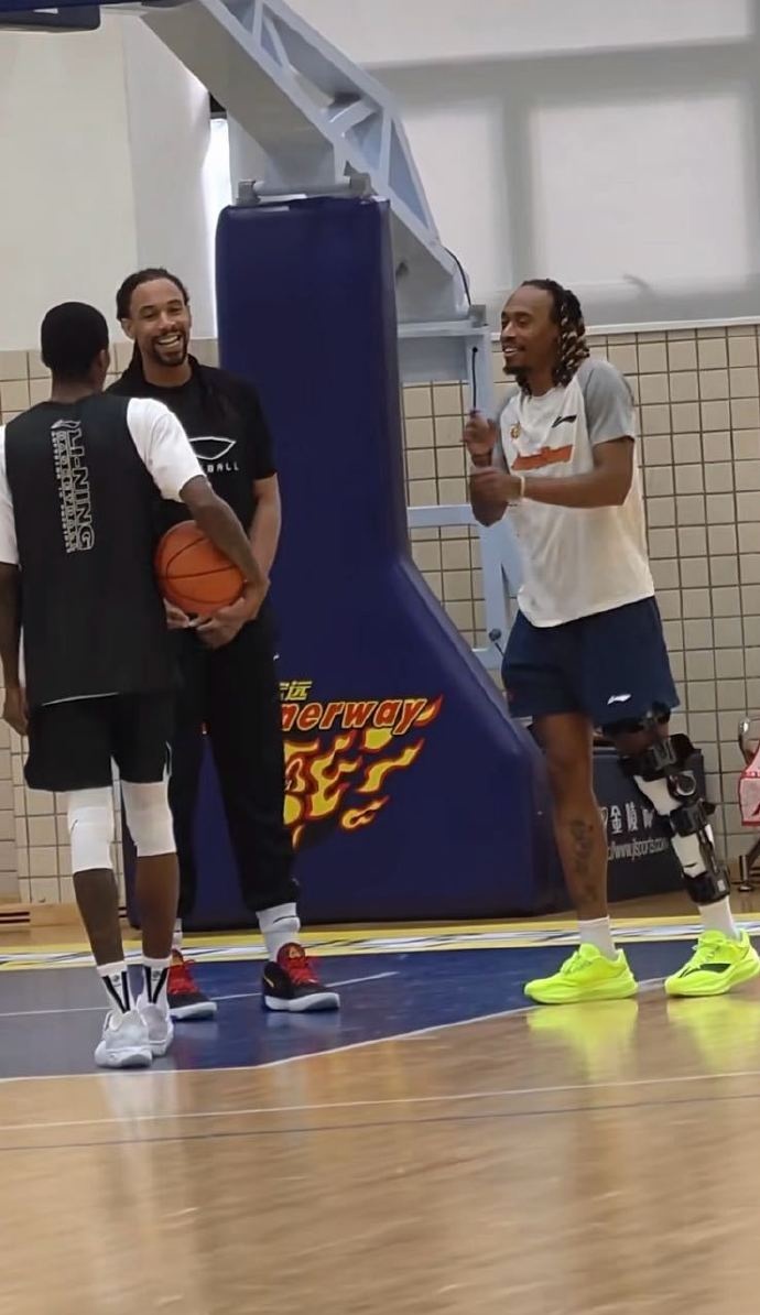 媒体人：麦考尔必须换了 腿已上器械固定 这个样子任何伤都有可能