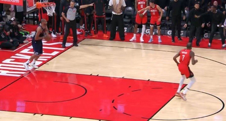 巴图姆踩线发球！帕金斯：愚蠢！业余篮球里也能发出这该死的球