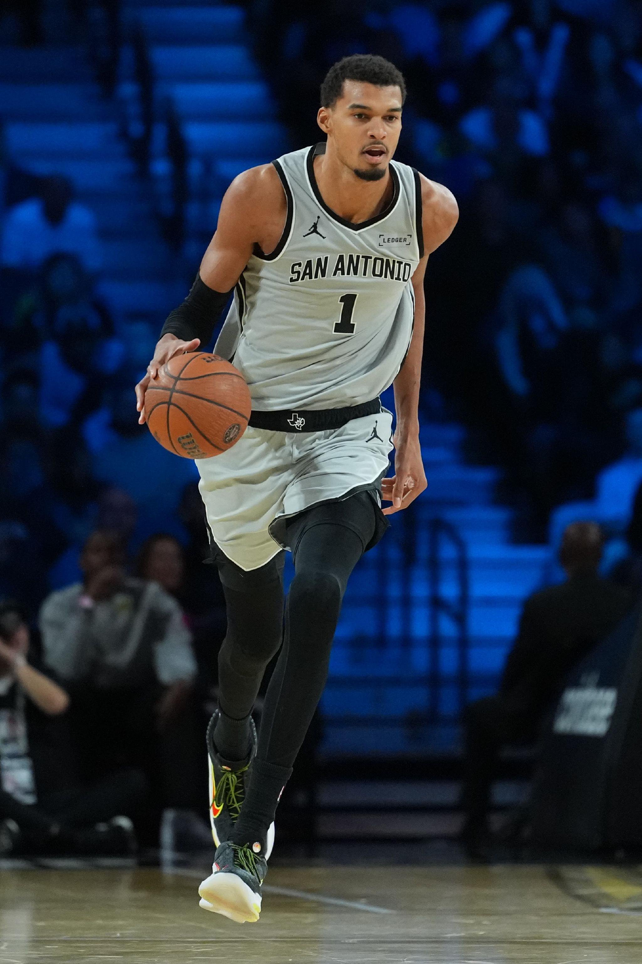 内外支柱！米奇·约翰逊：文班在不得分时打出了很大的影响力