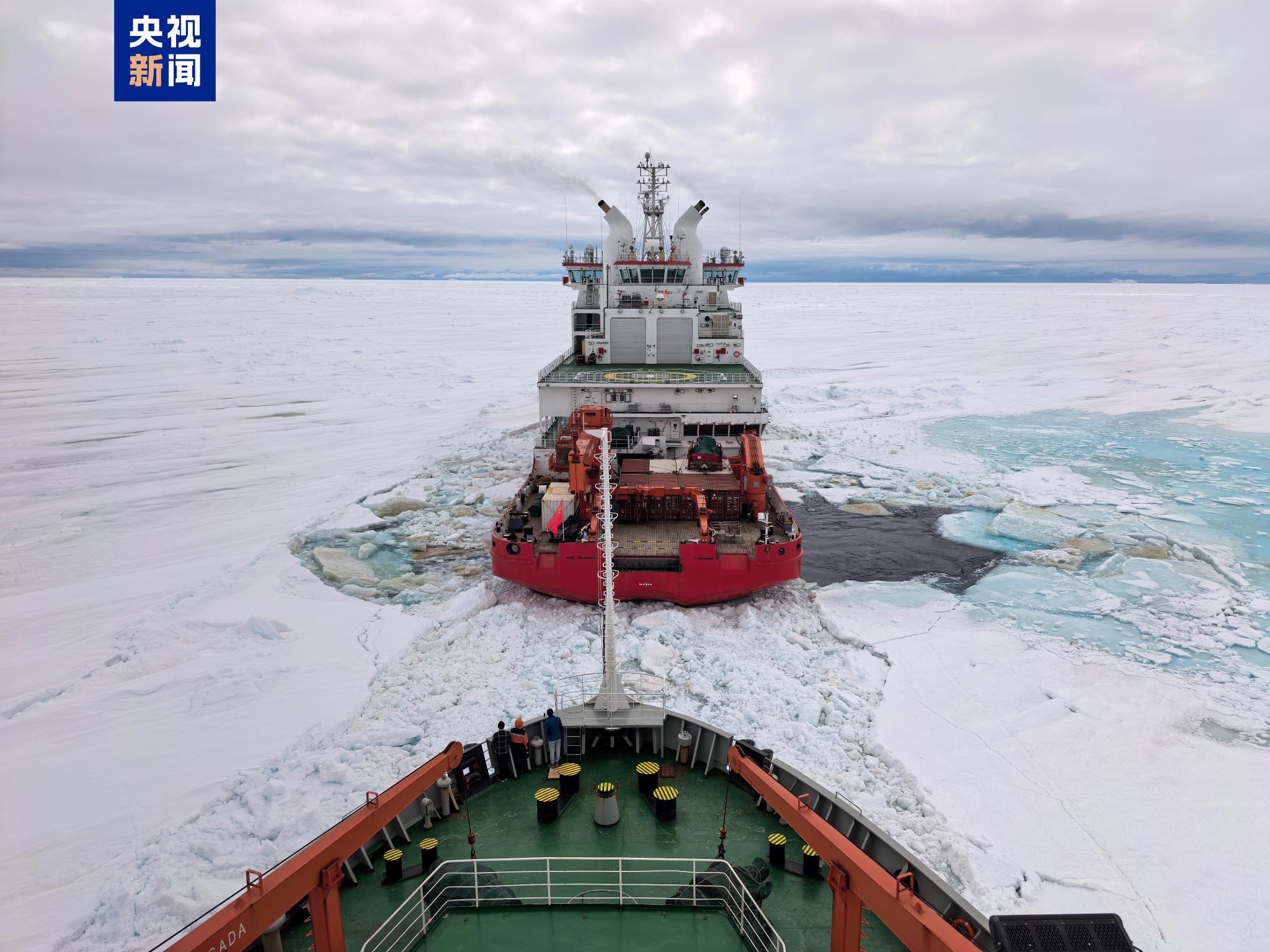 南极考察队完成中山站卸货 两船驶离卸货作业点