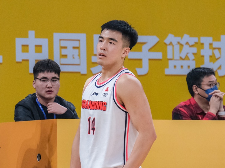 媒体人：张文逸深知自己位置的危机感 在今年夏天续约后练得挺苦