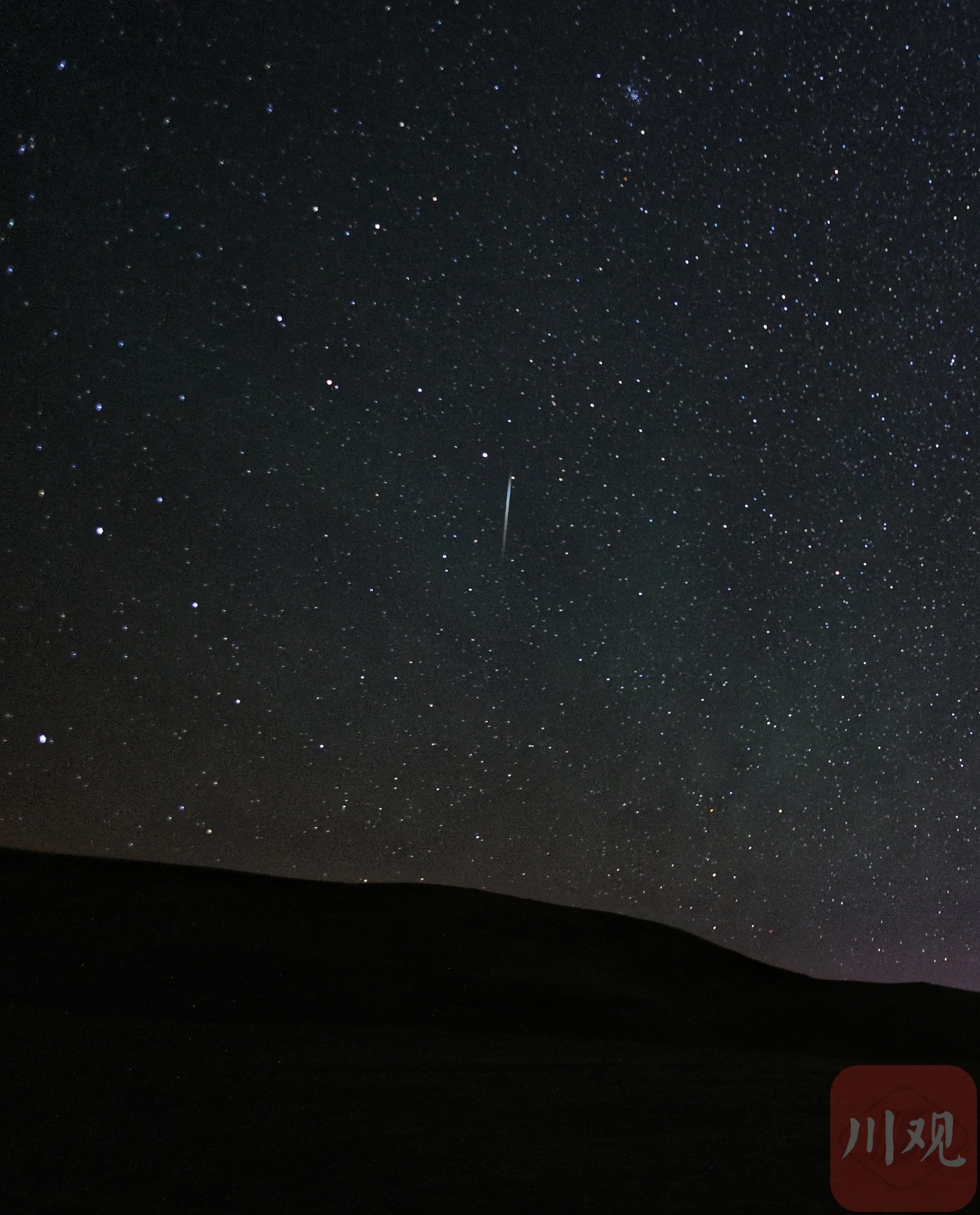 12月14日凌晨,康定市塔公镇,一颗流星划过天空
