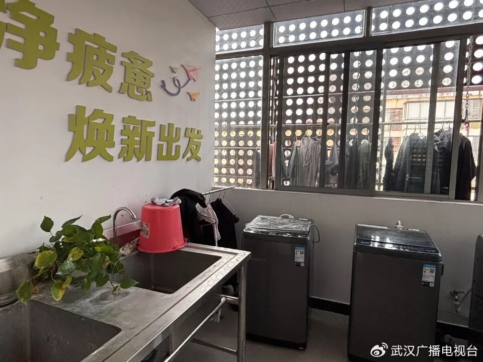 公寓内的自助洗衣房。图/九派新闻 蔡晓萱