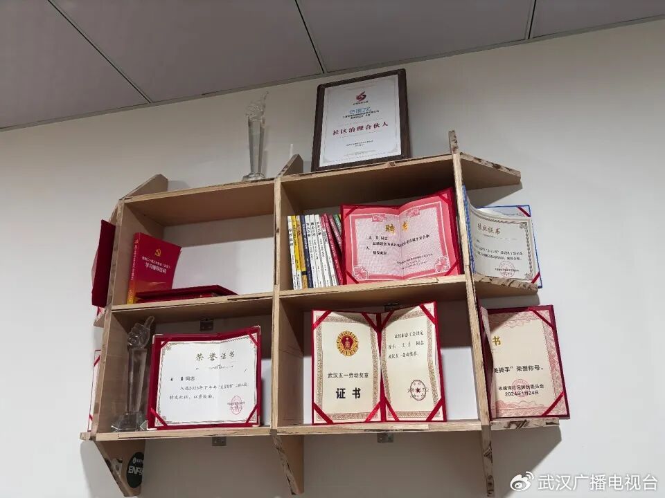 骑士王勇房间内摆放了多张奖状。图/九派新闻 蔡晓萱