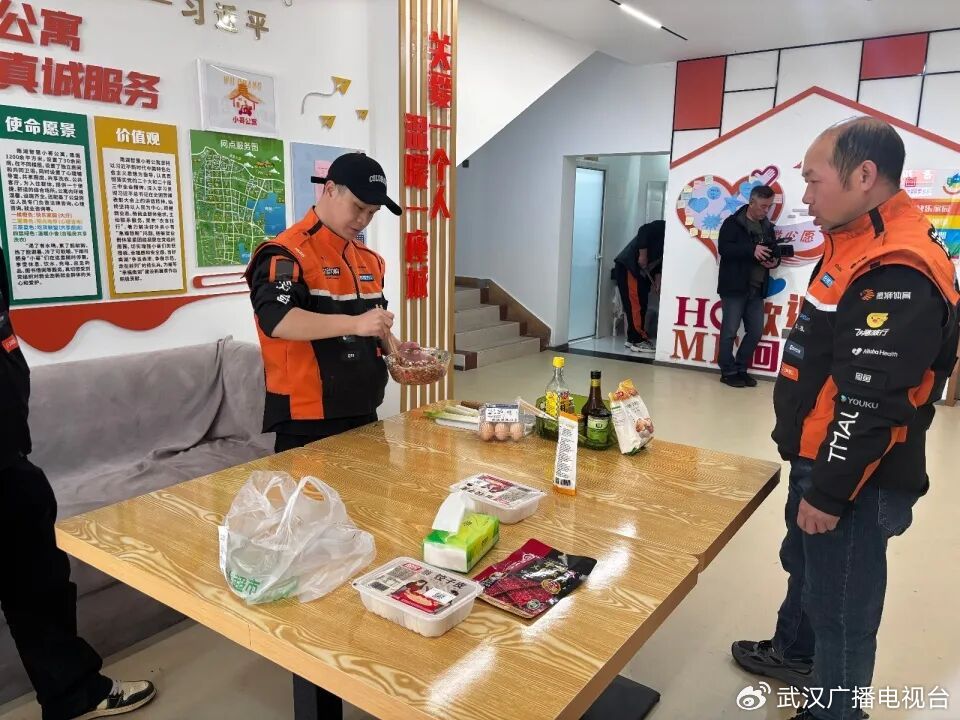 小哥们准备包饺子。图/九派新闻 蔡晓萱