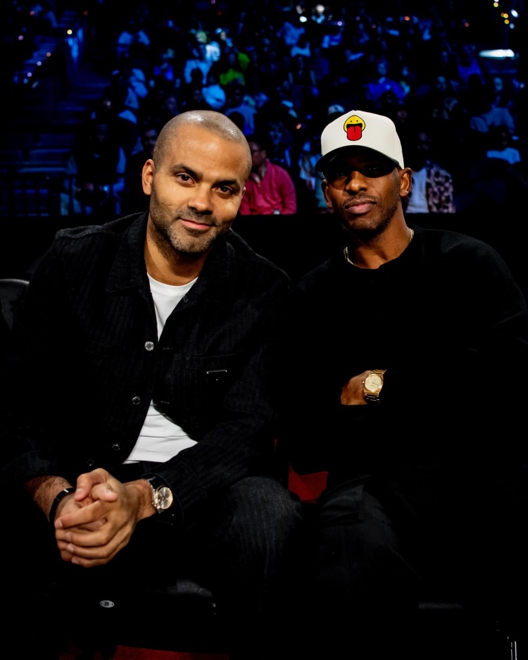 托尼·帕克也来了！马刺官方晒帕克&保罗现场观赛图！