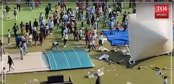 而在梅西离开后，现场变得更加混乱，不少球迷扔瓶子、摔海报、还有球迷把座椅拆下破坏或带走。