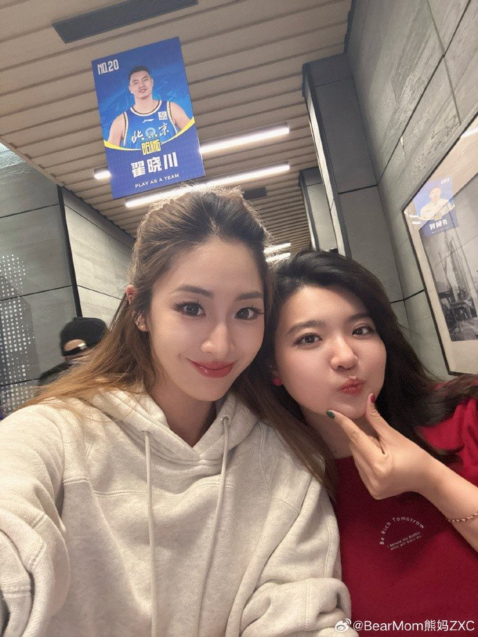 翟晓川妻子晒观赛照：陪你的第15个赛季 只为接你下班