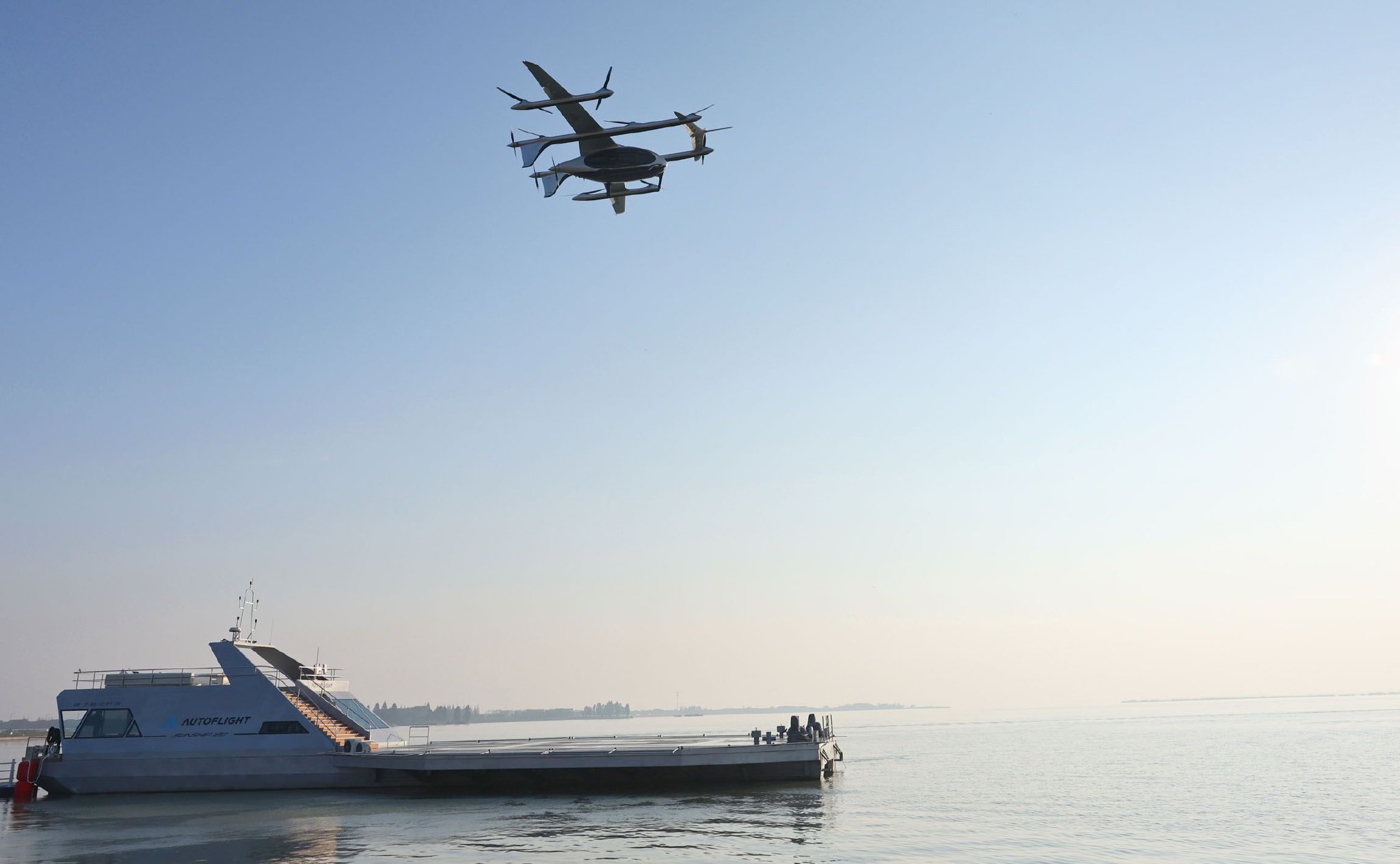 11月22日，一架电动垂直起降飞行器从零碳水上机场起飞。新华社记者　方喆　摄