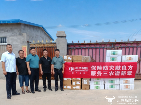 （中华财险石家庄中支与深泽县农业农村局携手将一批急需物资精准送抵深泽县某养殖场。）