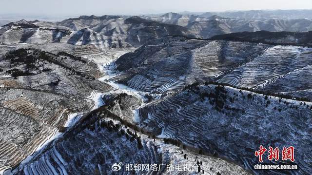 图为航拍涉县旱作石堰梯田王金庄梯田。 武志强 摄