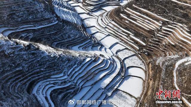 图为13日航拍涉县旱作石堰梯田王金庄梯田。　 武志强 摄