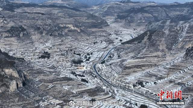 图为航拍涉县旱作石堰梯田王金庄梯田。 武志强 摄