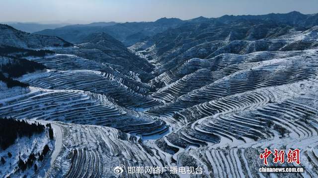 图为航拍涉县旱作石堰梯田王金庄梯田。 武志强 摄