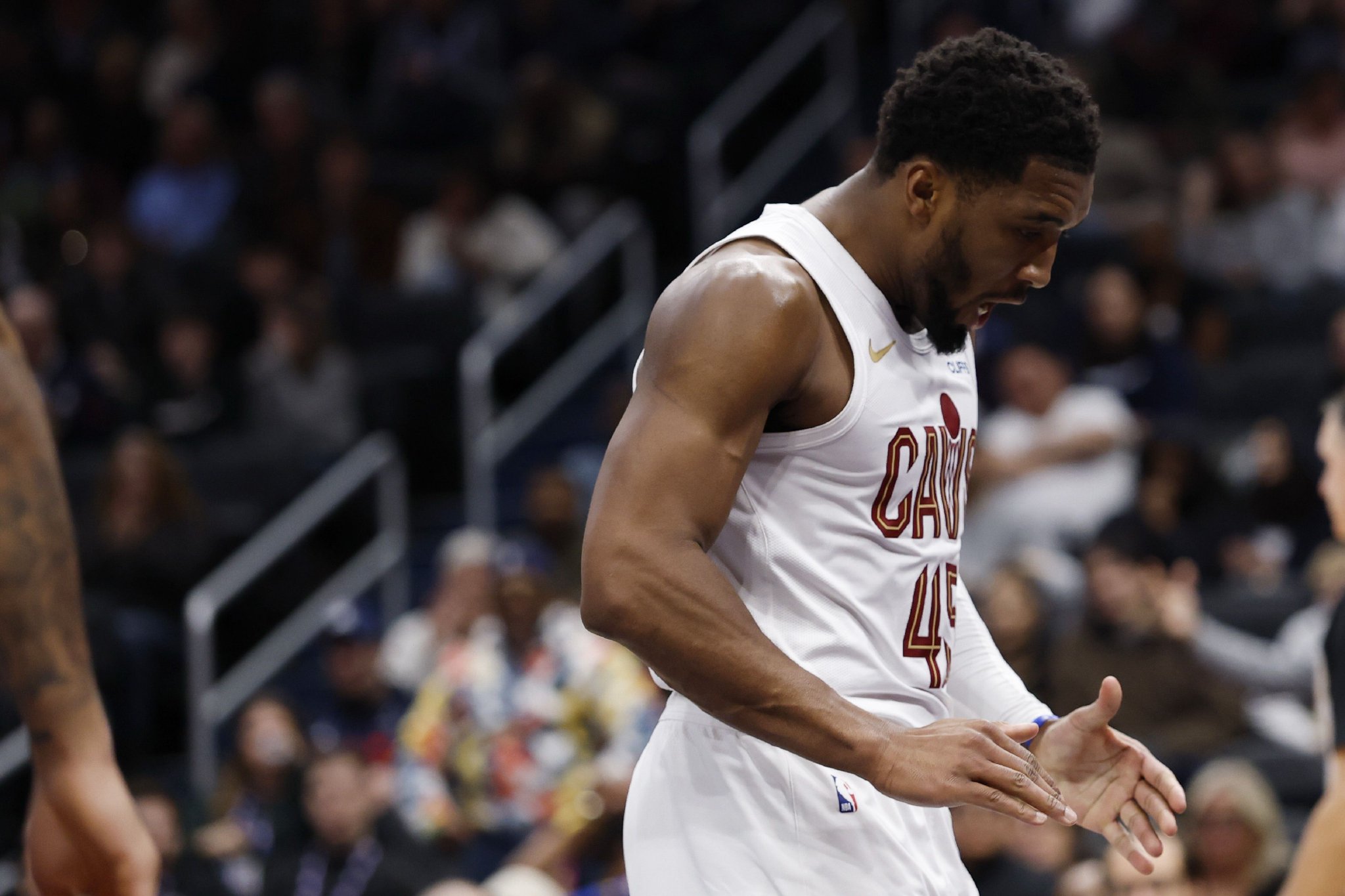 米切尔：我们活该被球迷嘘 我要是球迷也会嘘自己