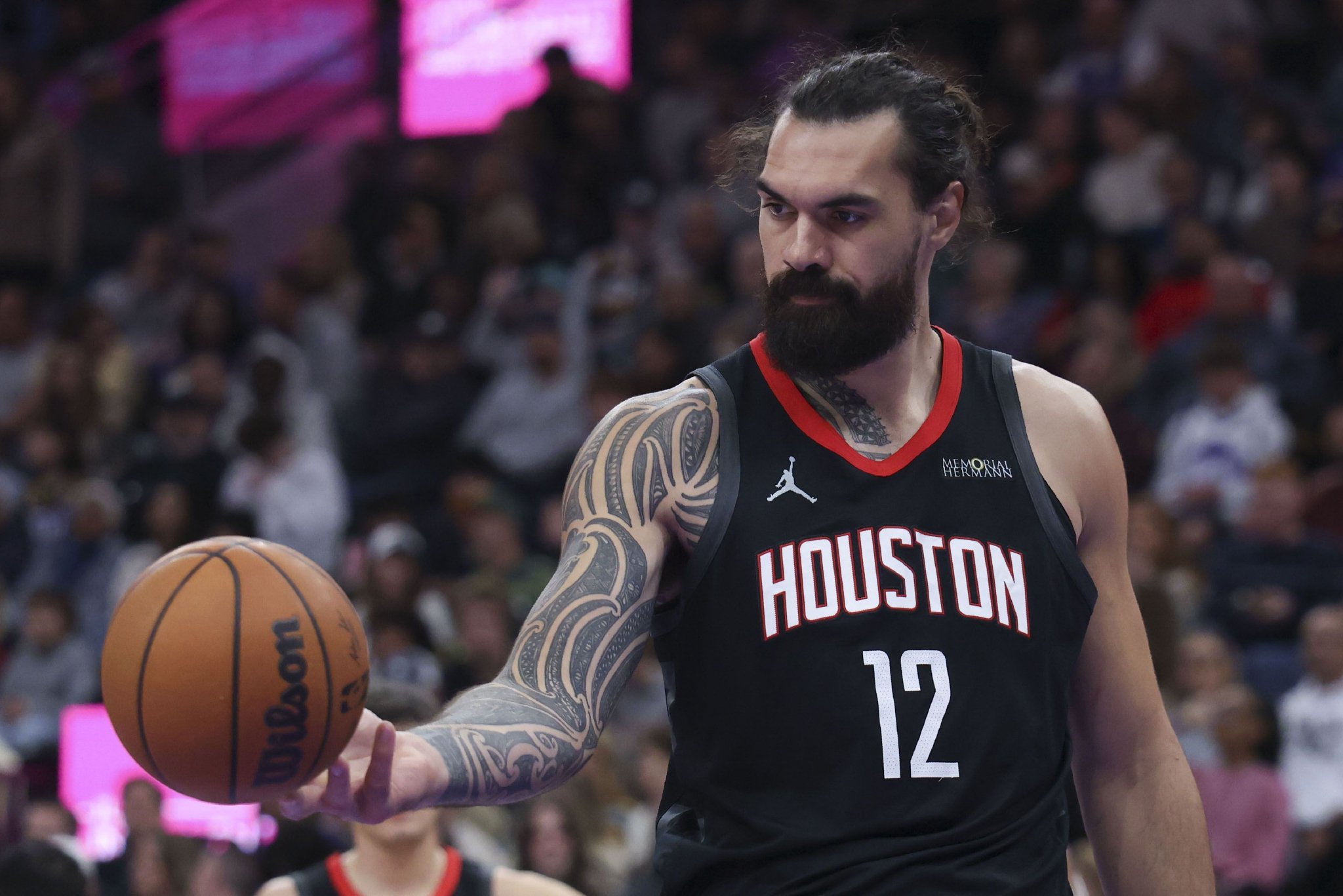 多用海王？火掘本季首战亚当斯防守时 约基奇3中1得6分&正负值-13