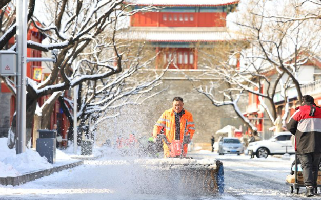▲12月13日，雪后初霁，环卫工人用扫雪机清扫积雪。新京报记者 王贵彬 摄