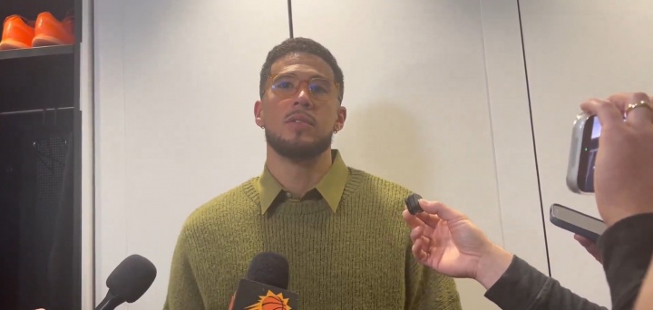 关键三分犯规！布克：裁判说我打詹姆斯手腕是说谎 我回看了的