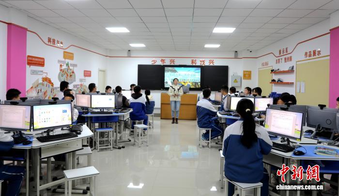 　　二二四团第一中学历史老师高雪洁用AI教室上《社会生活的变迁》课。史吉如 摄