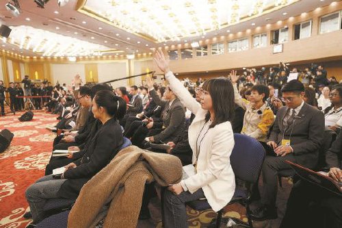 记者张子璇在十四届全国人民代表大会第三次会议记者会上举手提问