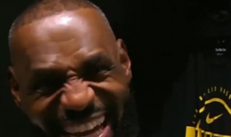 只见过贾巴尔41岁还这么猛？詹姆斯伸手指哈哈大笑：现在不止他咯