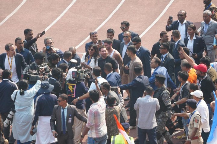 还原梅西印度行首日混乱：梅西被人群笔尖划伤，主动告知想离场